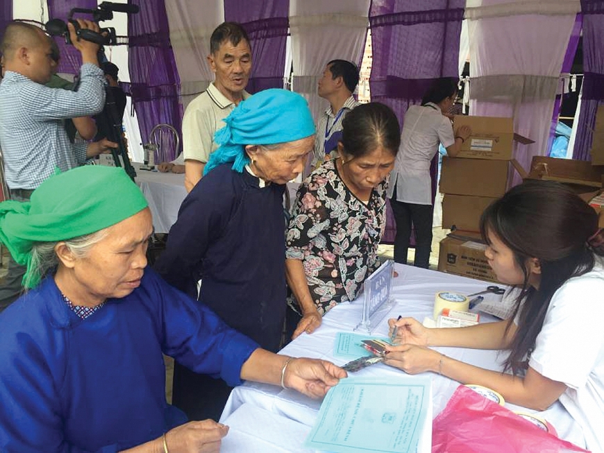 Khám và tư vấn sức khỏe cho người cao tuổi ở tỉnh Lào Cai.                                                                             Ảnh IT