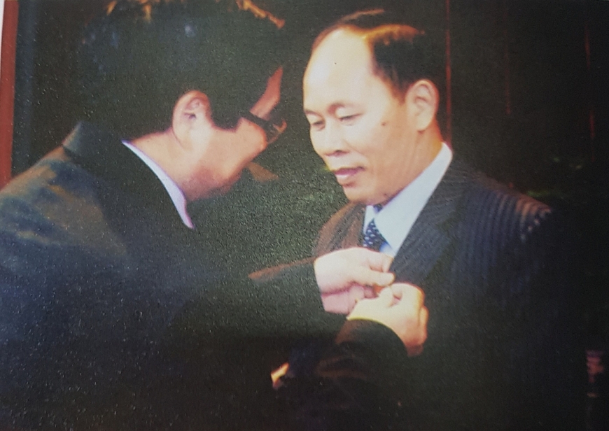 Ông Phạm Minh Chính, Ủy viên Trung ương Đảng, Bí thư Tỉnh ủy Quảng Ninh (nay là Thủ tướng Chính phủ) tặng Kỉ niệm chương kháng chiến cho ông Vũ Xuân Đức, Giám đốc Công ty TNHH Đức Ngọc, doanh nghiệp đã chi  30 tỷ đồng để đầu tư xây dựng Đền thờ liệt sĩ Vũng Đục, tại lễ  kỷ niệm 75 năm ngày Miền mỏ bất khuất (12/11/1936-12/11/2011) và  65 năm ngày Toàn quốc kháng chiến (19/12/1946-19/12/2011).