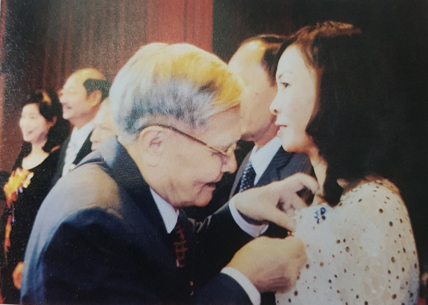 Cụ  Nguyễn Hữu Khâm, Phó Ban liên lạc kháng chiến liên tỉnh Quảng - Hồng gắn Kỷ niệm chương kháng chiến cho bà Võ Thị Bích Ngọc, Phó Giám đốc Công ty TNHH Đức Ngọc, tại lễ kỷ niệm 75 năm ngày Miền mỏ bất khuất (12/11/1936-12/11/2011) và  65 năm ngày Toàn quốc kháng chiến (19/12/1946-19/12/2011).