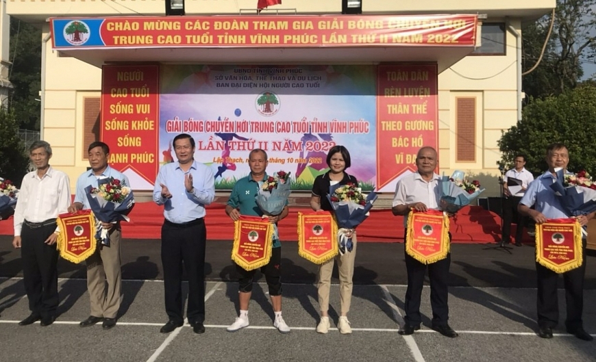 Ông Nguyễn Tuấn Khanh- Ủy viên Ban Thường vụ Tỉnh ủy, Chủ tịch Ủy ban MTTQ tỉnh, Trưởng BĐD Hội NCT tỉnh tặng cờ lưu niệm cho các đoàn.