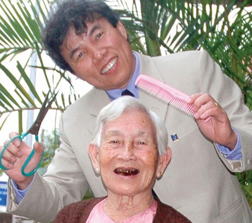 Nhà thơ, nhà báo Bùi Quang Thanh vui vẻ, hạnh phúc bên mẹ của mình.