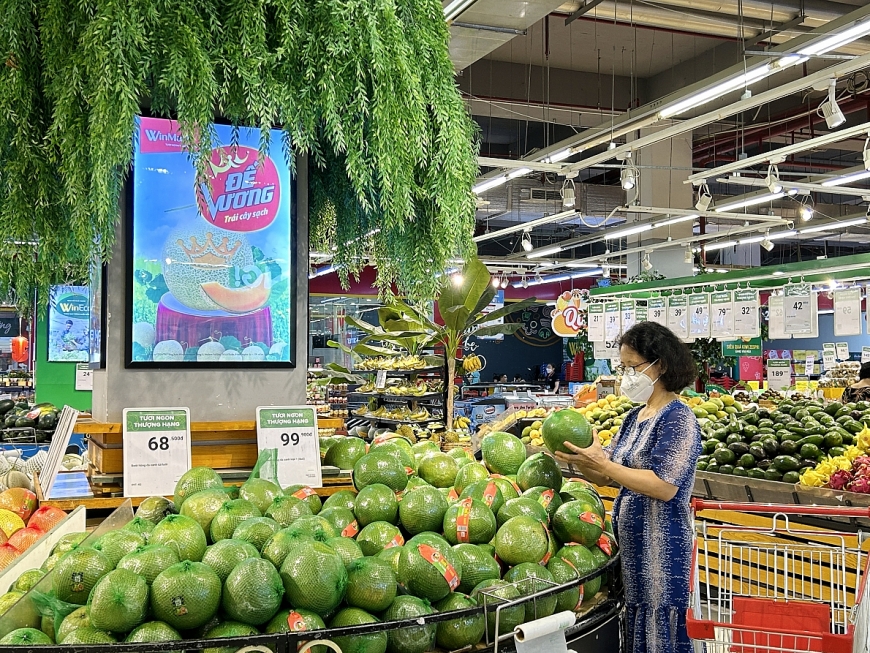 Khách hàng mua sắm tại WinMart Times City