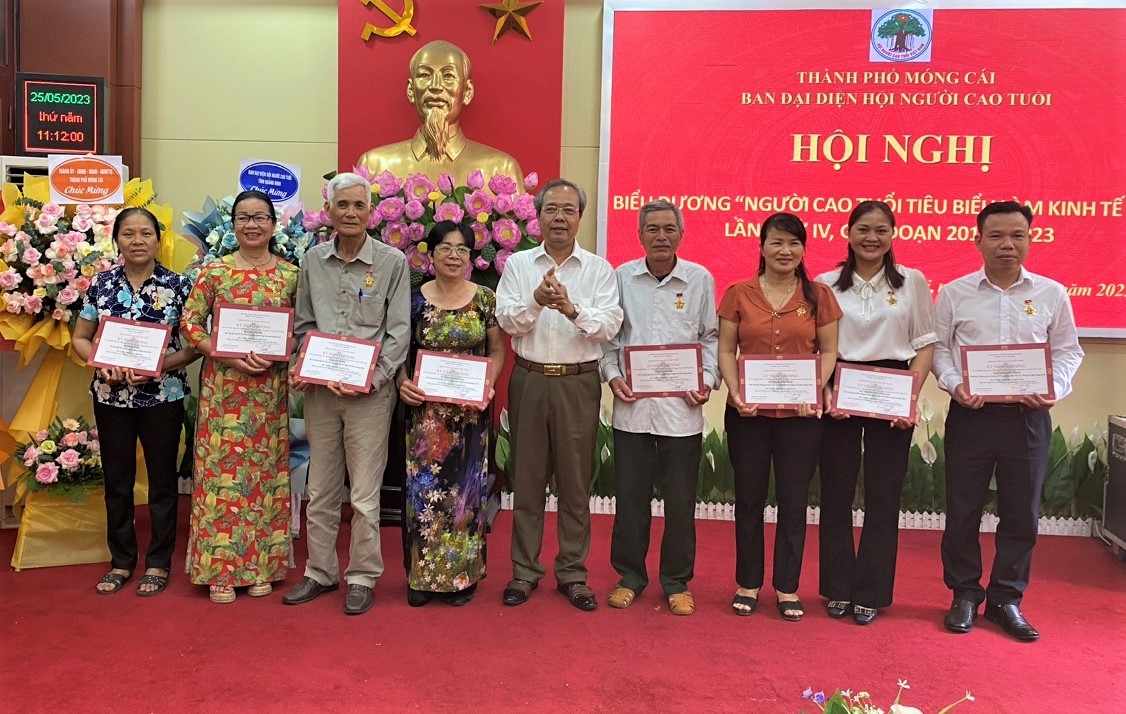 Lãnh đạo Hội NCT tỉnh Quảng Ninh trao Giấy chứng nhận tôn vinh NCT làm kinh tế giỏi TP Móng Cái