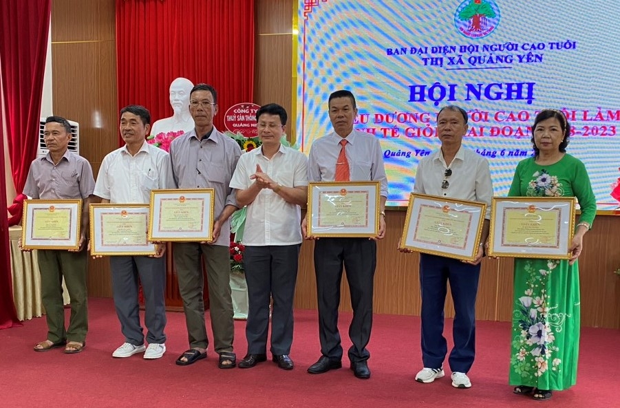 Trao Giấy khen tôn vinh NCT làm kinh tế giỏi thị xã Quảng Yên, tỉnh Quảng Ninh