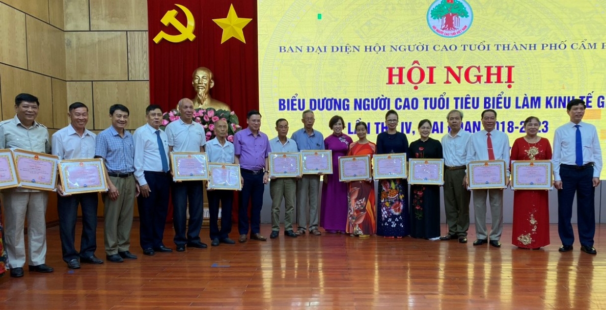 Trao Giấy khen tôn vinh NCT làm kinh tế giỏi TP Cẩm Phả, tỉnh Quảng Ninh