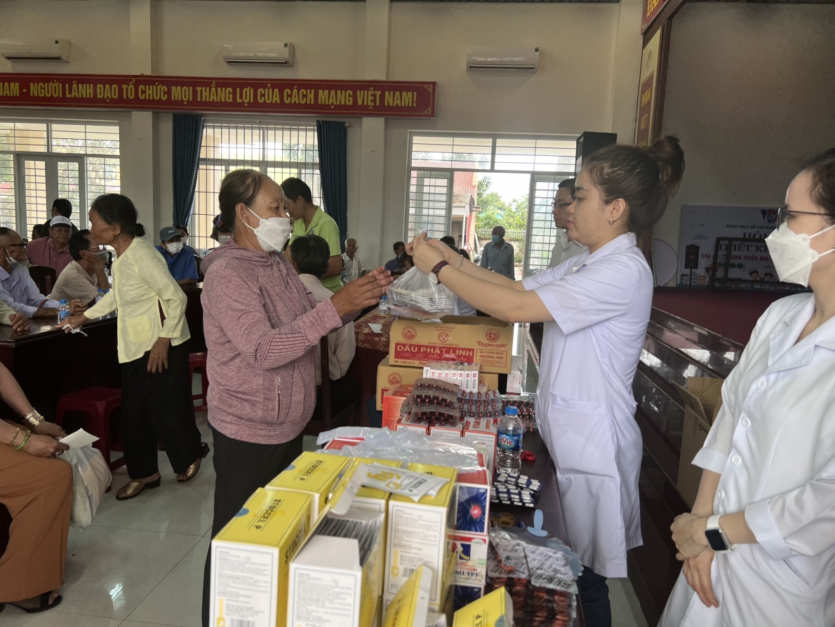 Khám bệnh miễn phí và tặng quà Bà mẹ Việt Nam anh hùng và thân nhân người có công