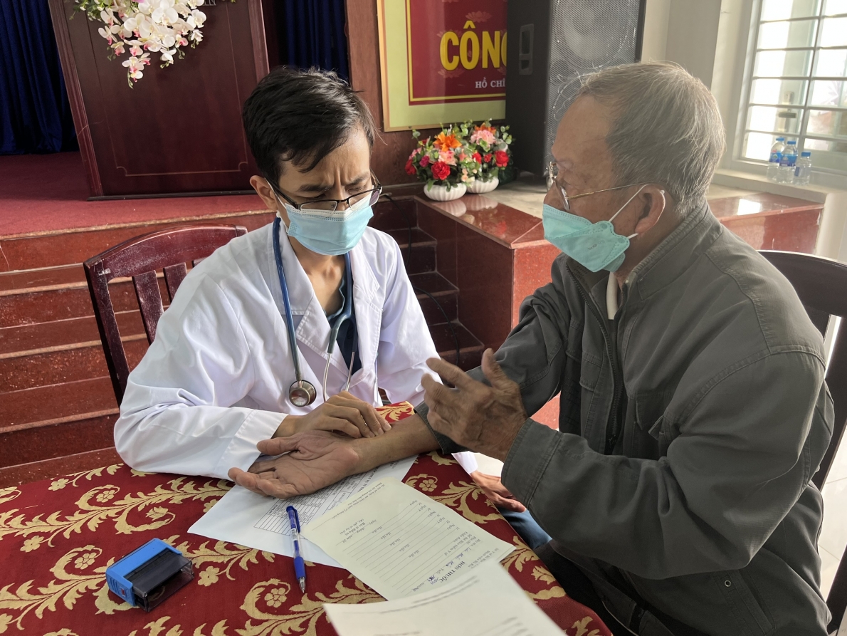 Khám bệnh miễn phí và tặng quà Bà mẹ Việt Nam anh hùng và thân nhân người có công