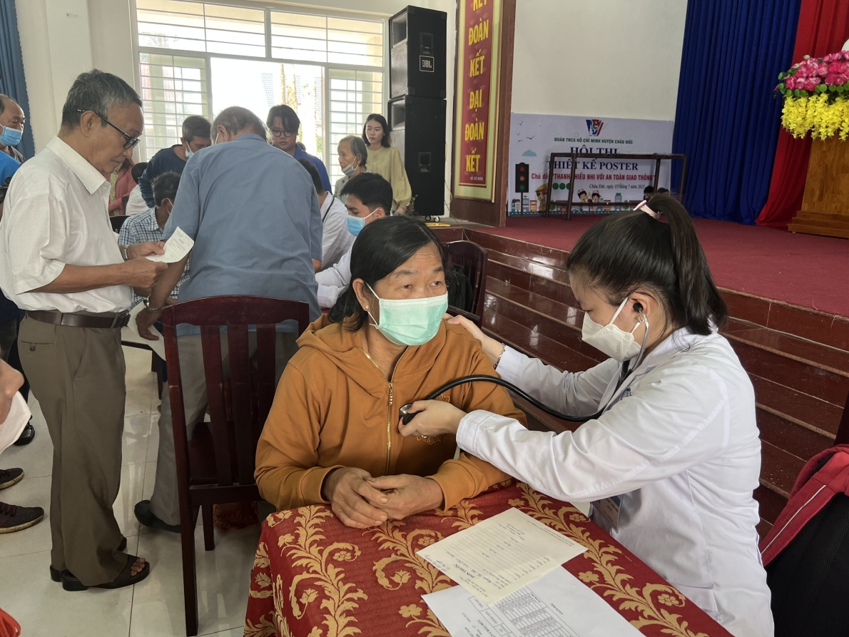 Khám bệnh miễn phí và tặng quà Bà mẹ Việt Nam anh hùng và thân nhân người có công