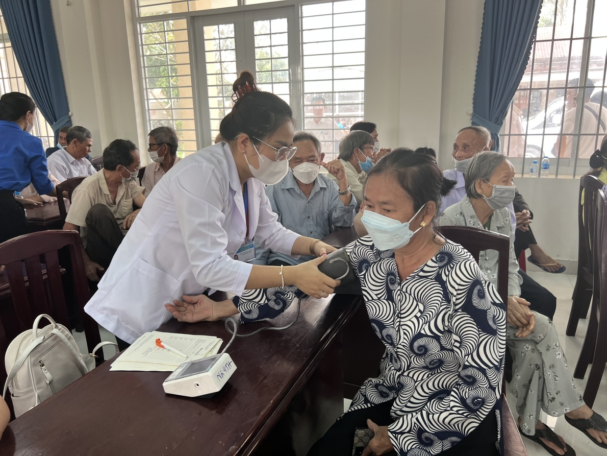 Khám bệnh miễn phí và tặng quà Bà mẹ Việt Nam anh hùng và thân nhân người có công