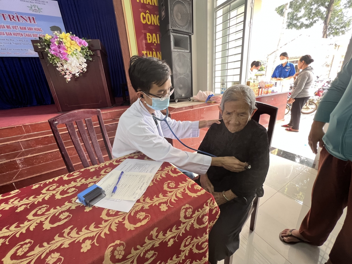 Khám bệnh miễn phí và tặng quà Bà mẹ Việt Nam anh hùng và thân nhân người có công