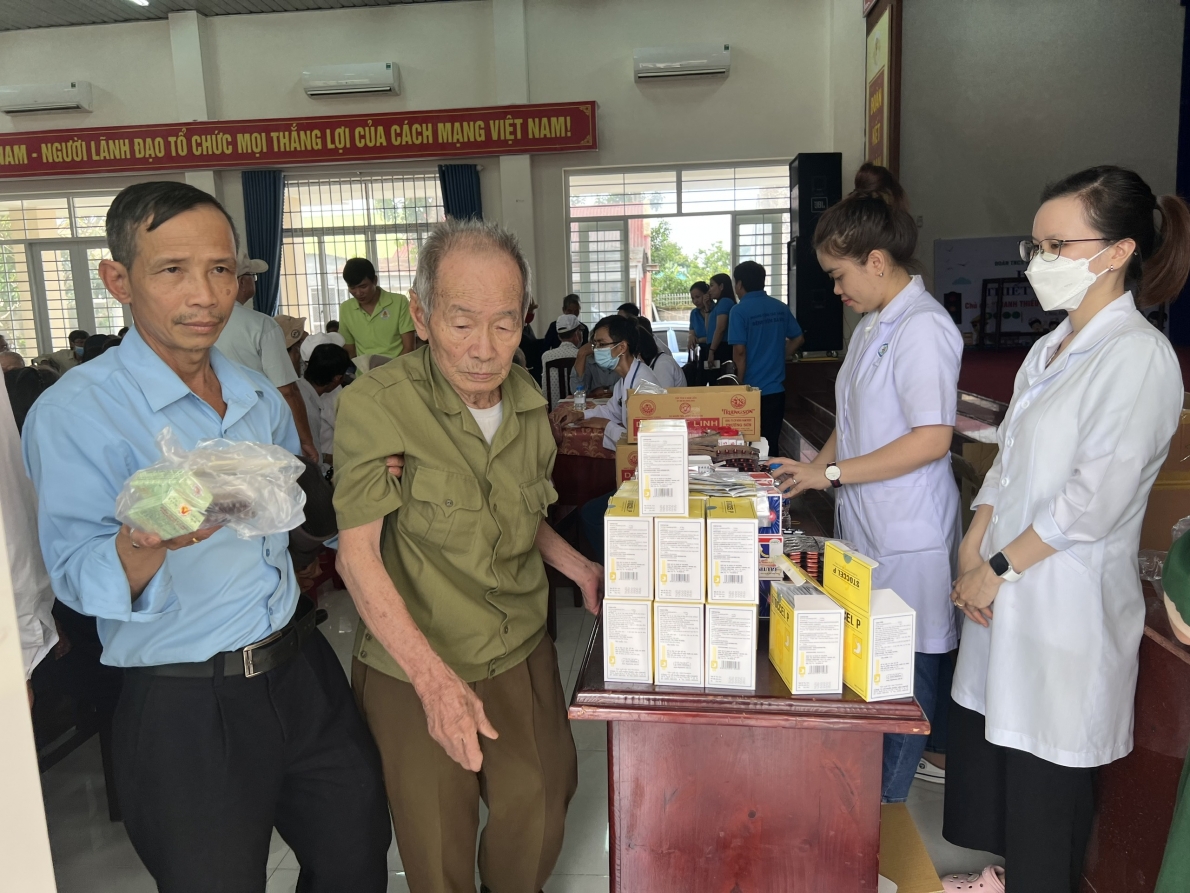 Khám bệnh miễn phí và tặng quà Bà mẹ Việt Nam anh hùng và thân nhân người có công