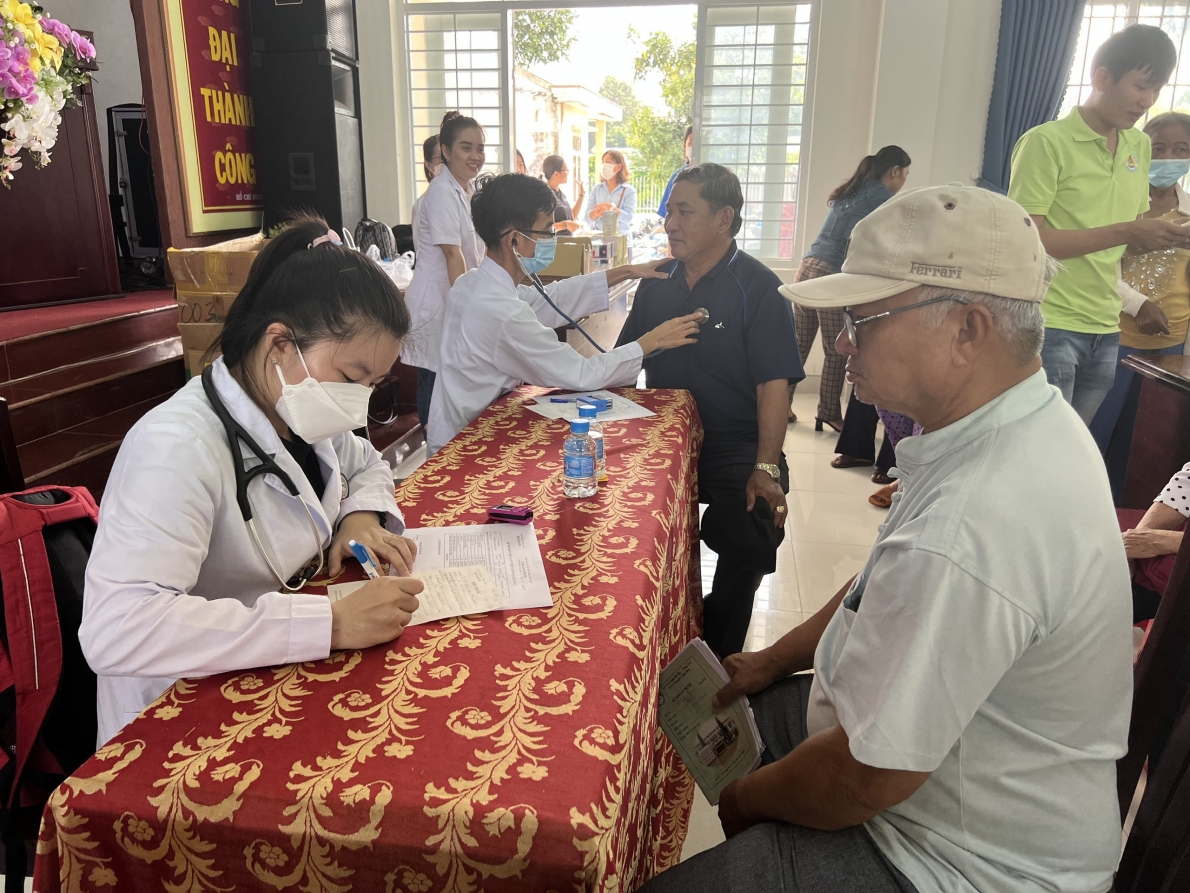 Khám bệnh miễn phí và tặng quà Bà mẹ Việt Nam anh hùng và thân nhân người có công