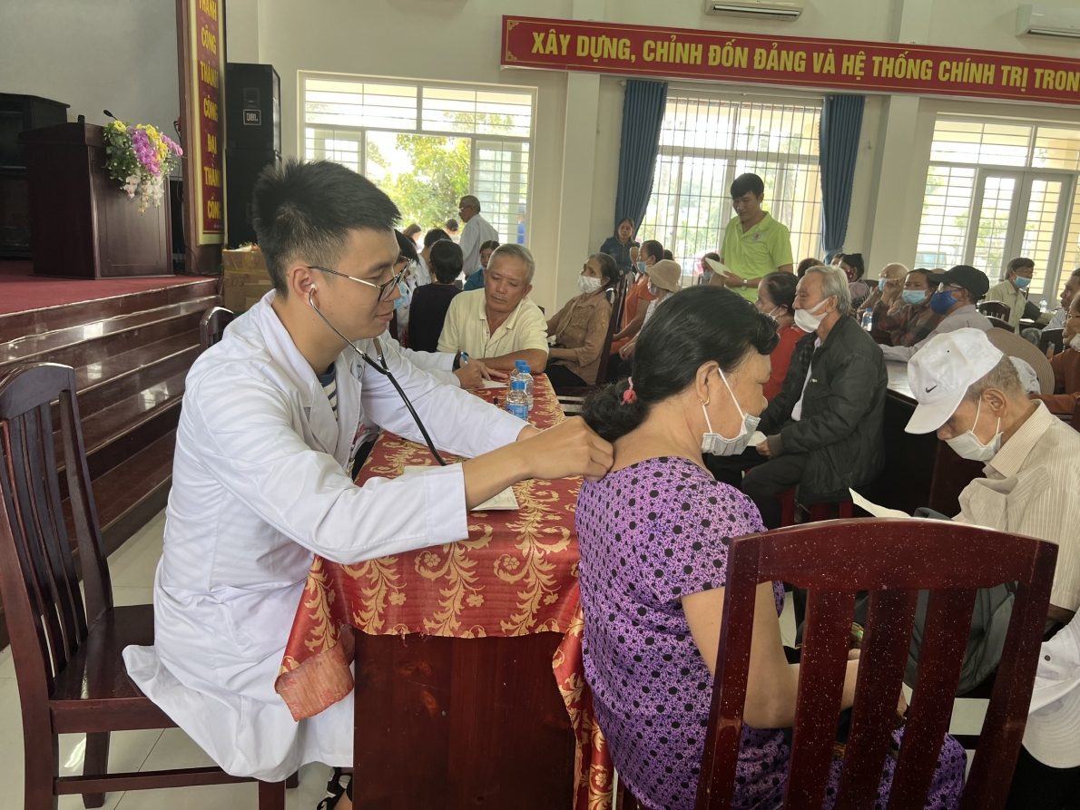 Khám bệnh miễn phí và tặng quà Bà mẹ Việt Nam anh hùng và thân nhân người có công