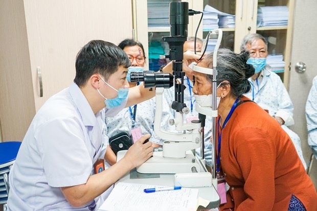 NCT được bác sỹ thăm khám và hướng dẫn cách chăm sóc để có đôi mắt khỏe và hạn chế thấp nhất các bệnh về mắt.