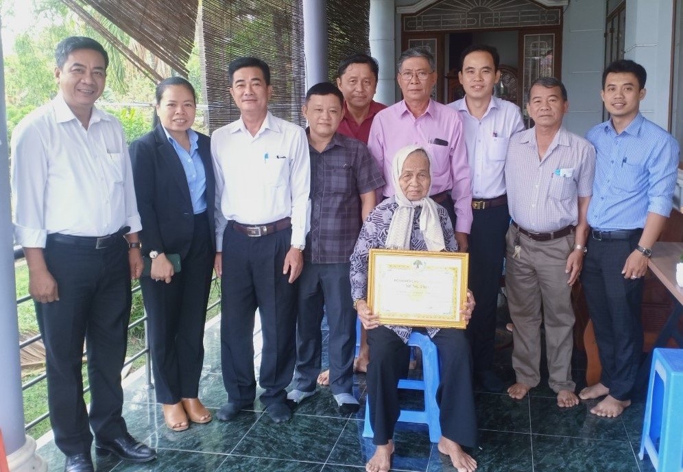 Đoàn lãnh đạo TX.Bến Cát thăm, tặng quà cho NCT