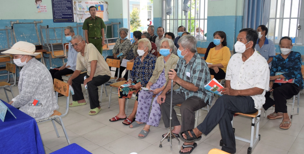 Khám bệnh, cấp thuốc miễn phí cho 300 người cao tuổi