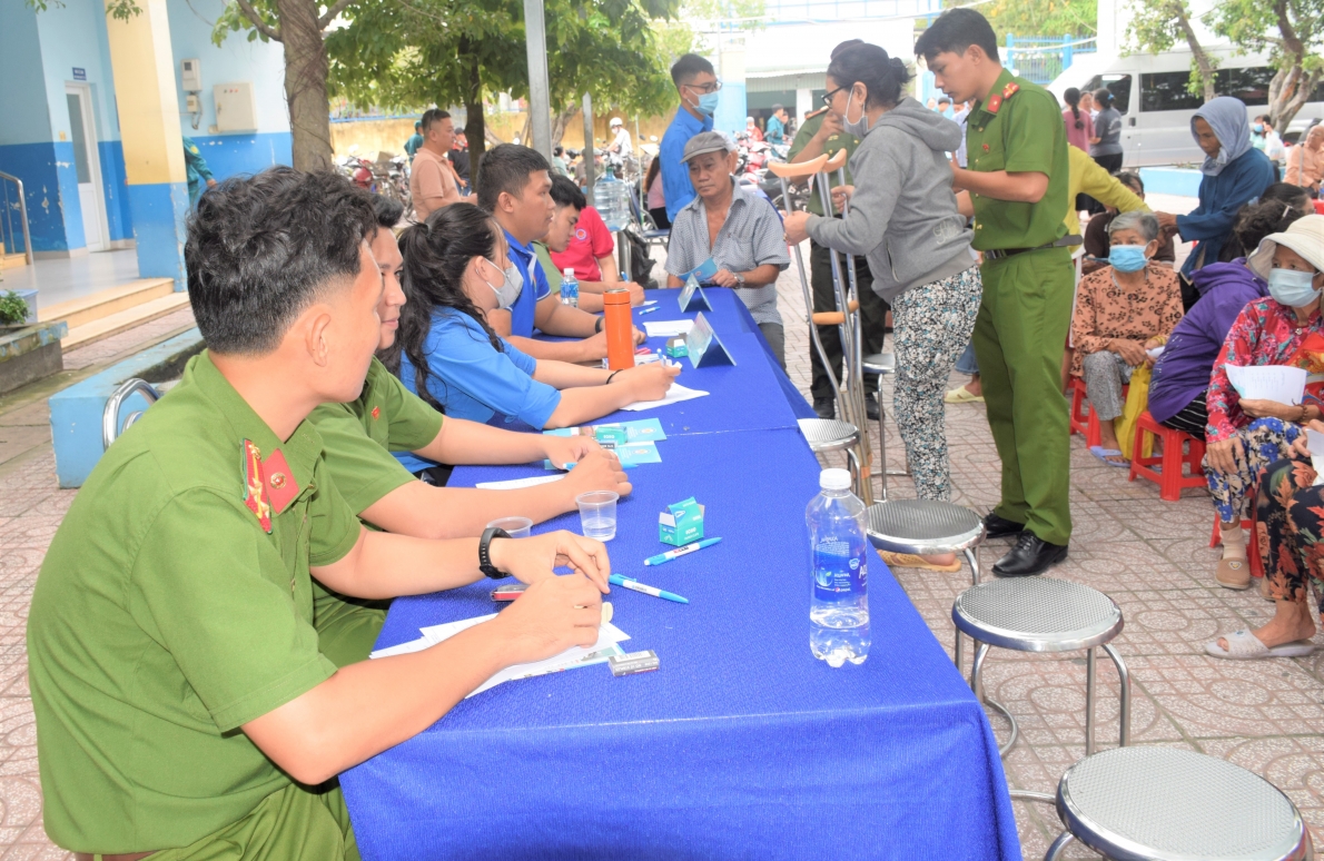 Khám bệnh, cấp thuốc miễn phí cho 300 người cao tuổi