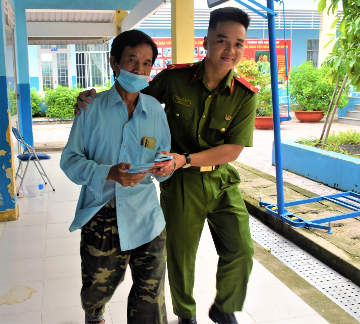 Khám bệnh, cấp thuốc miễn phí cho 300 người cao tuổi