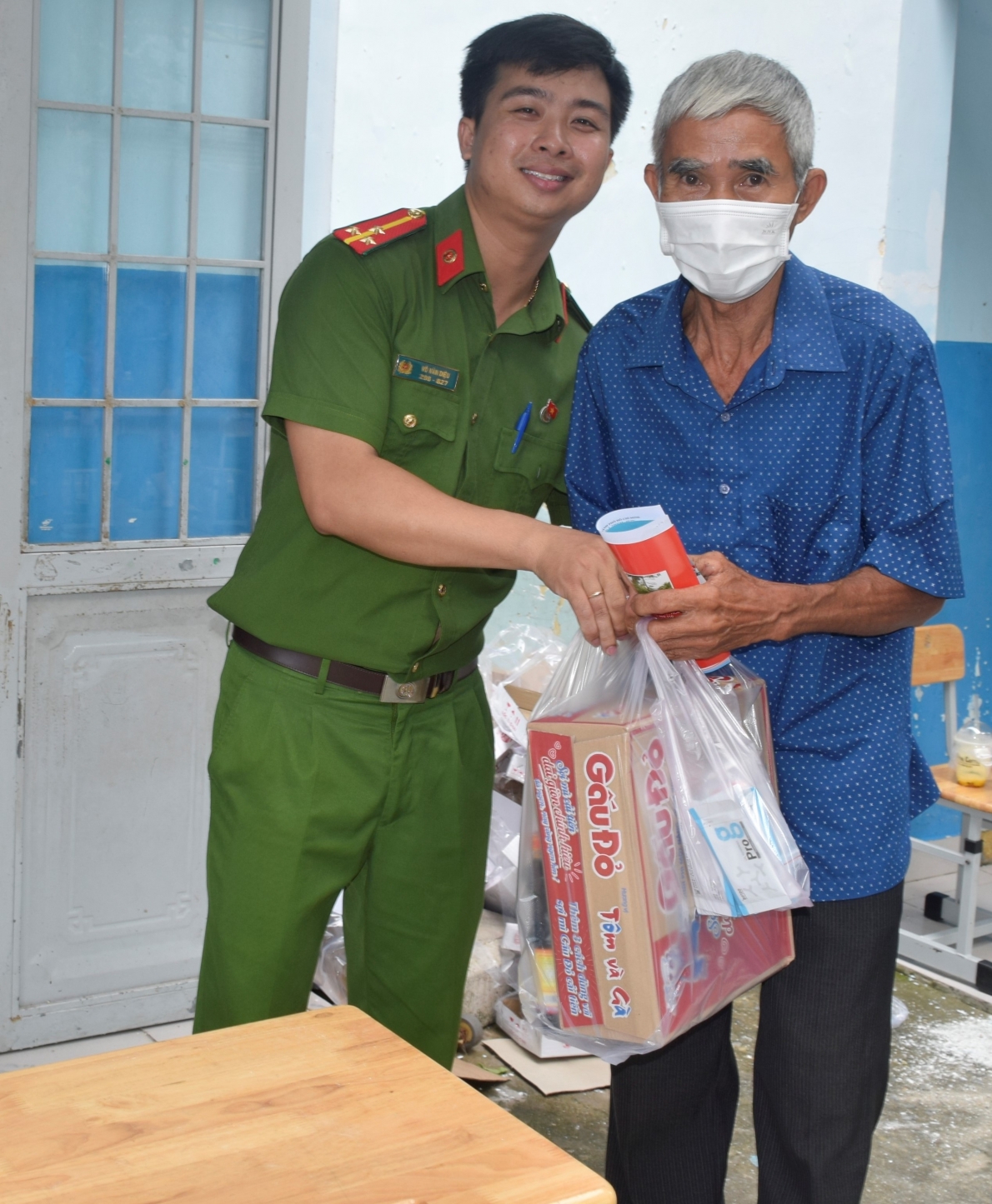 Khám bệnh, cấp thuốc miễn phí cho 300 người cao tuổi