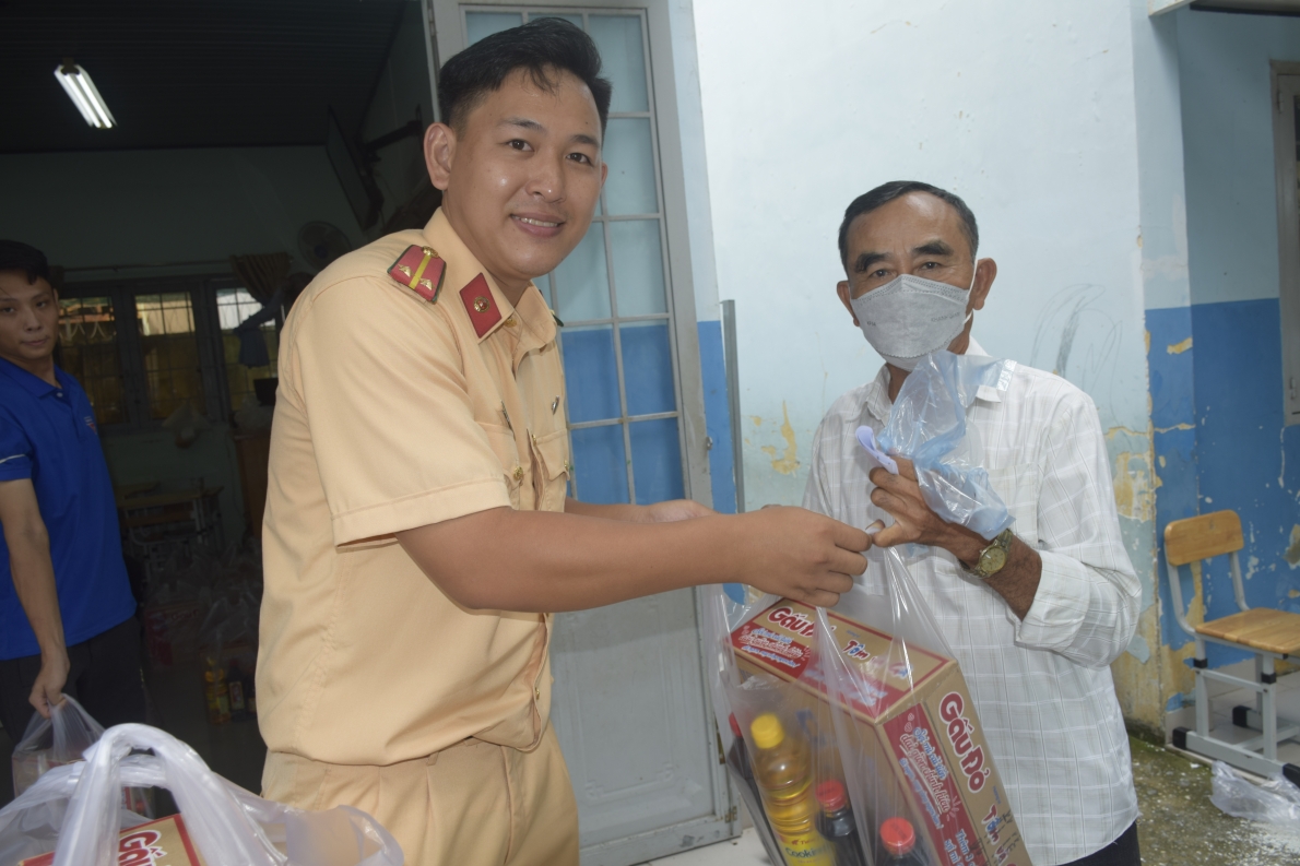 Khám bệnh, cấp thuốc miễn phí cho 300 người cao tuổi