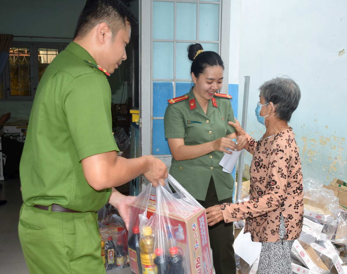 Khám bệnh, cấp thuốc miễn phí cho 300 người cao tuổi