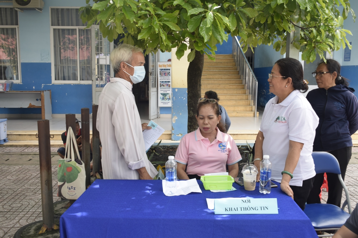 Khám bệnh, cấp thuốc miễn phí cho 300 người cao tuổi