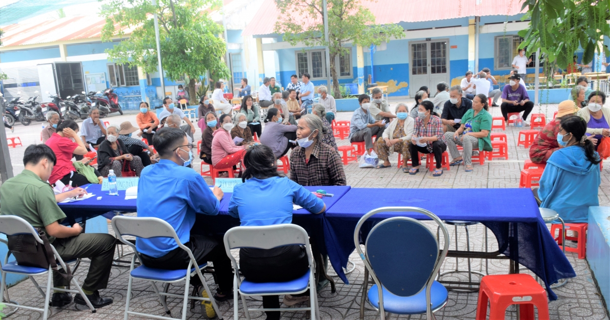 Khám bệnh, cấp thuốc miễn phí cho 300 người cao tuổi