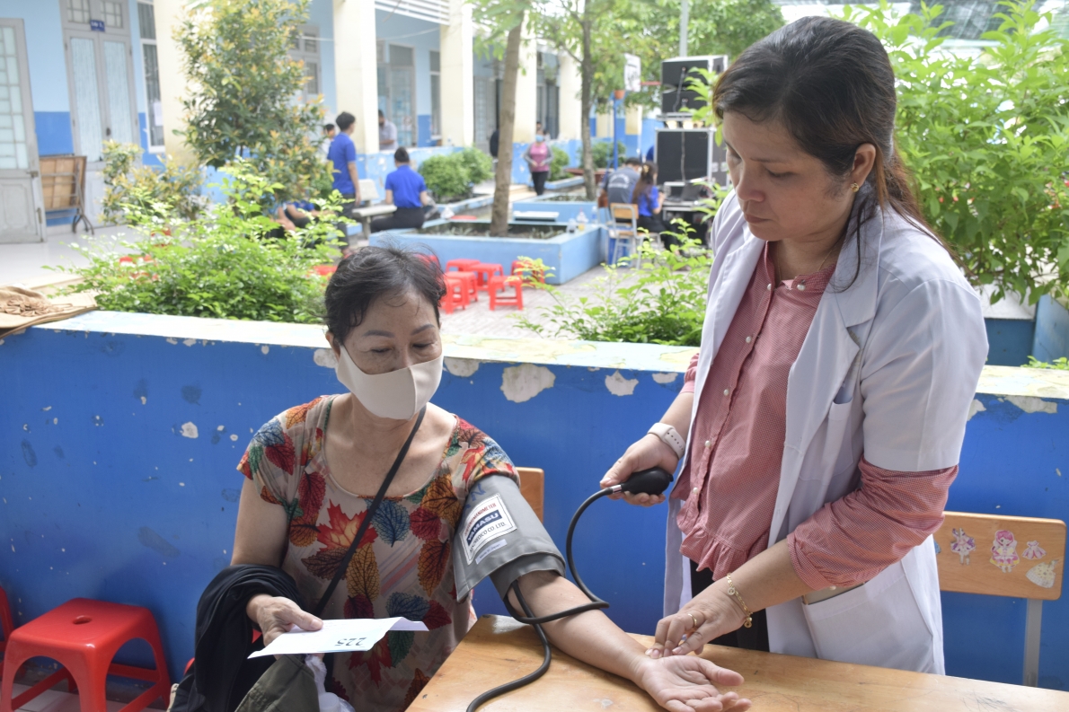 Khám bệnh, cấp thuốc miễn phí cho 300 người cao tuổi