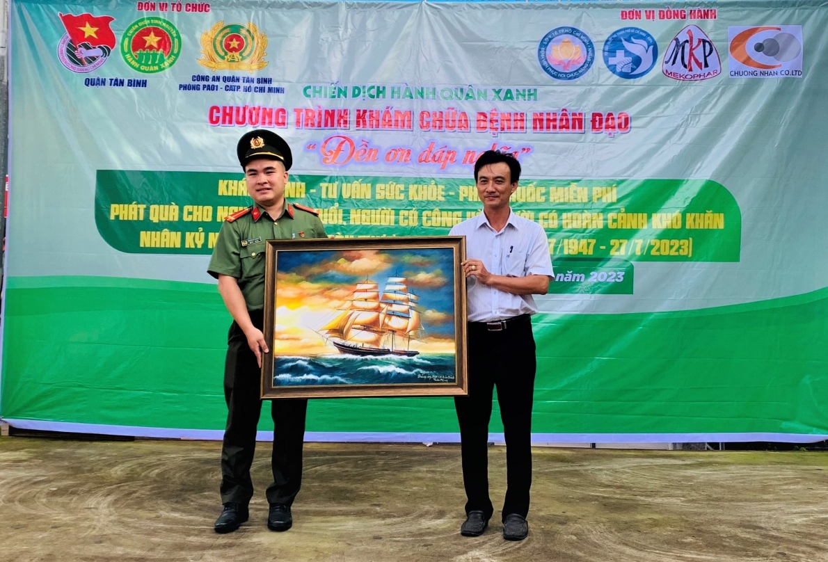 Khám bệnh, cấp thuốc miễn phí cho 300 người cao tuổi