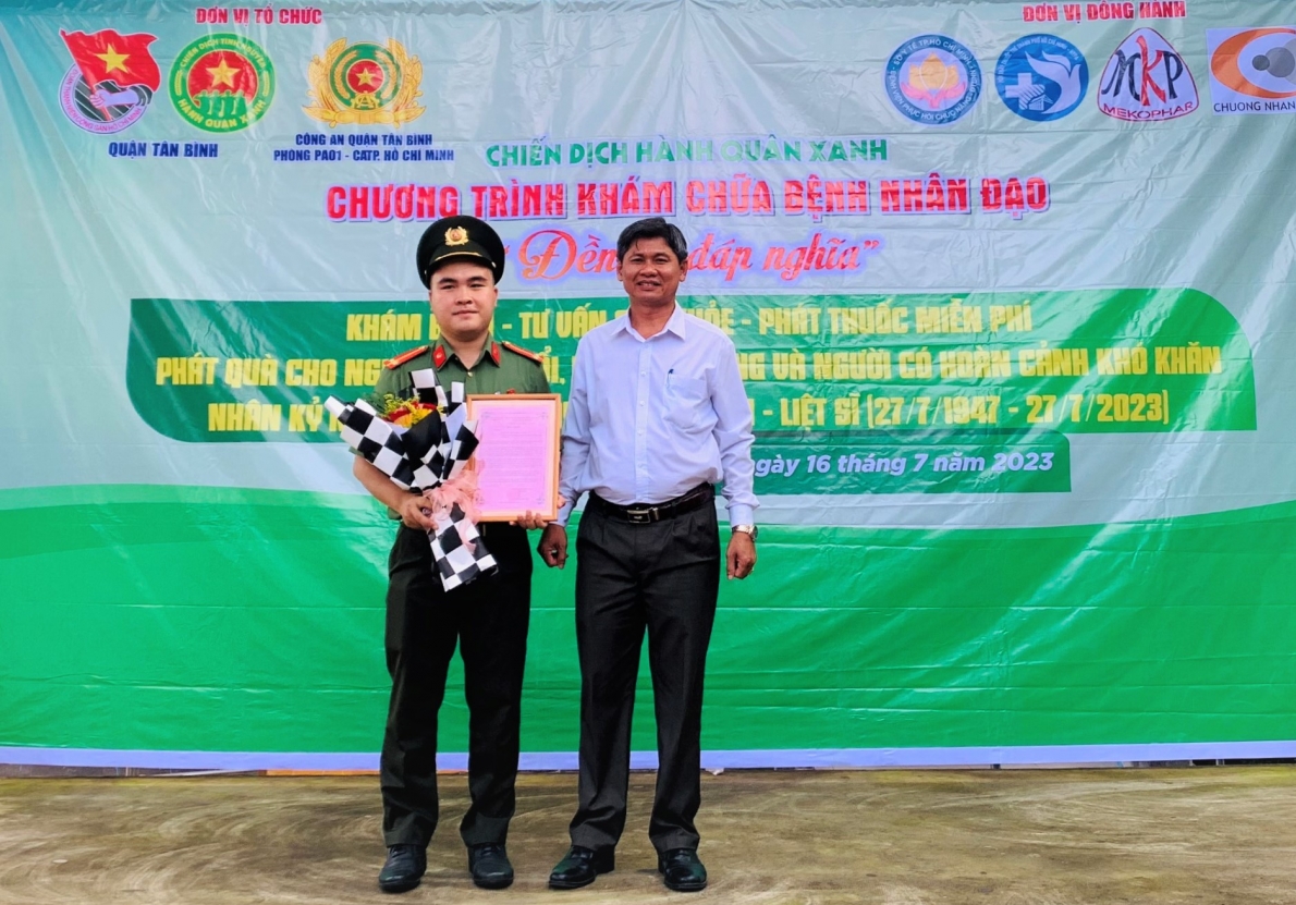 Khám bệnh, cấp thuốc miễn phí cho 300 người cao tuổi