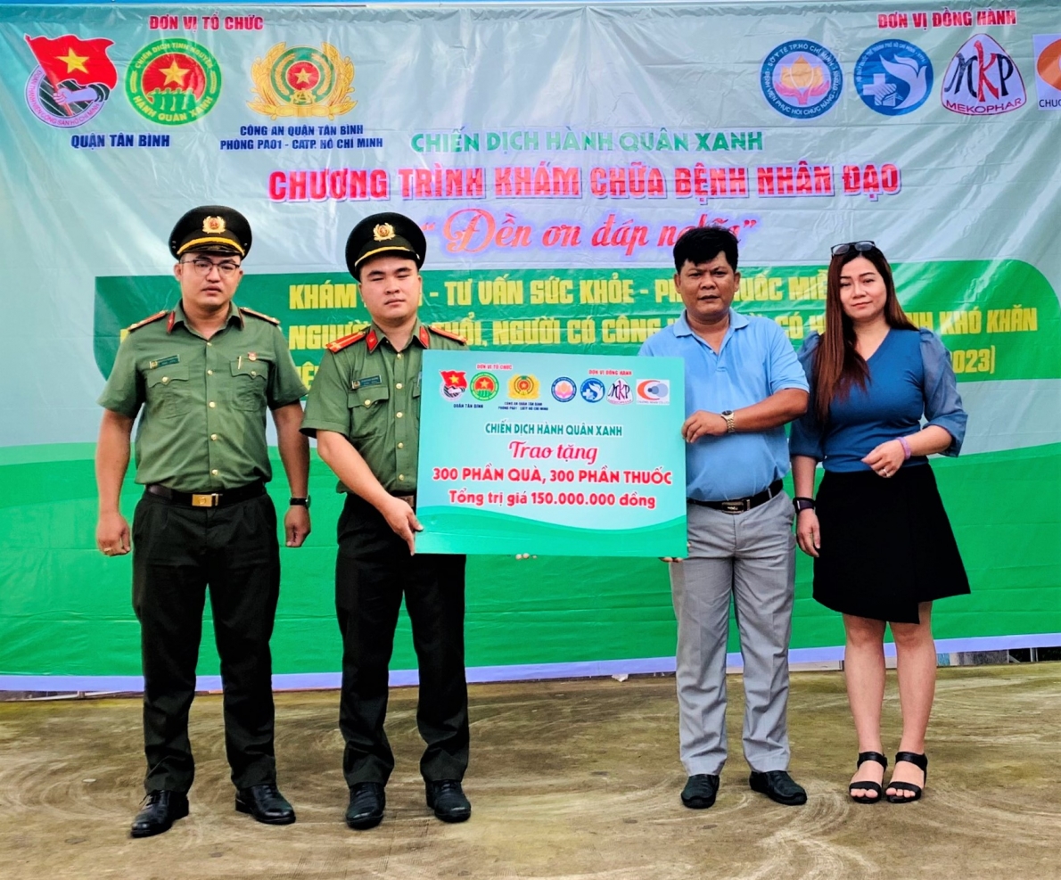 Khám bệnh, cấp thuốc miễn phí cho 300 người cao tuổi