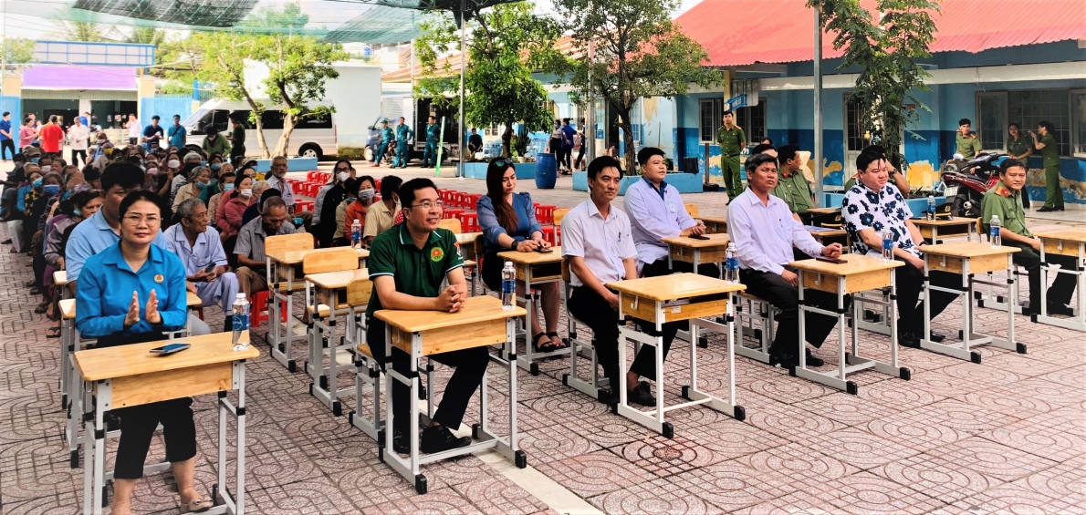 Khám bệnh, cấp thuốc miễn phí cho 300 người cao tuổi