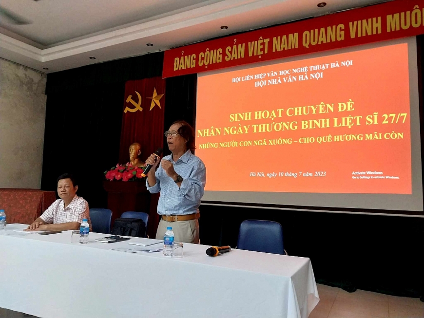 Nhà thơ Nguyễn Việt Chiến phát biểu mở đầu buổi sinh hoạt