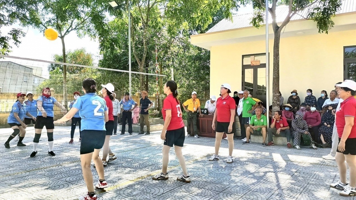 Hội viên NCT thị xã Quảng Trị tập luyện môn bóng chuyền hơi