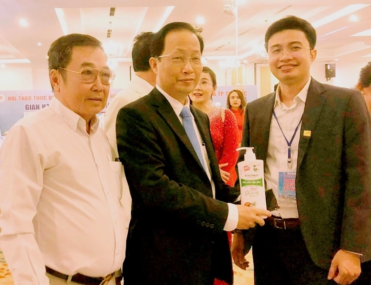 Ông Nguyễn Công Trí, hội viên NCT tỉnh Bến Tre (giữa) được tôn vinh làm kinh tế giỏi giai đoạn 2018-2023