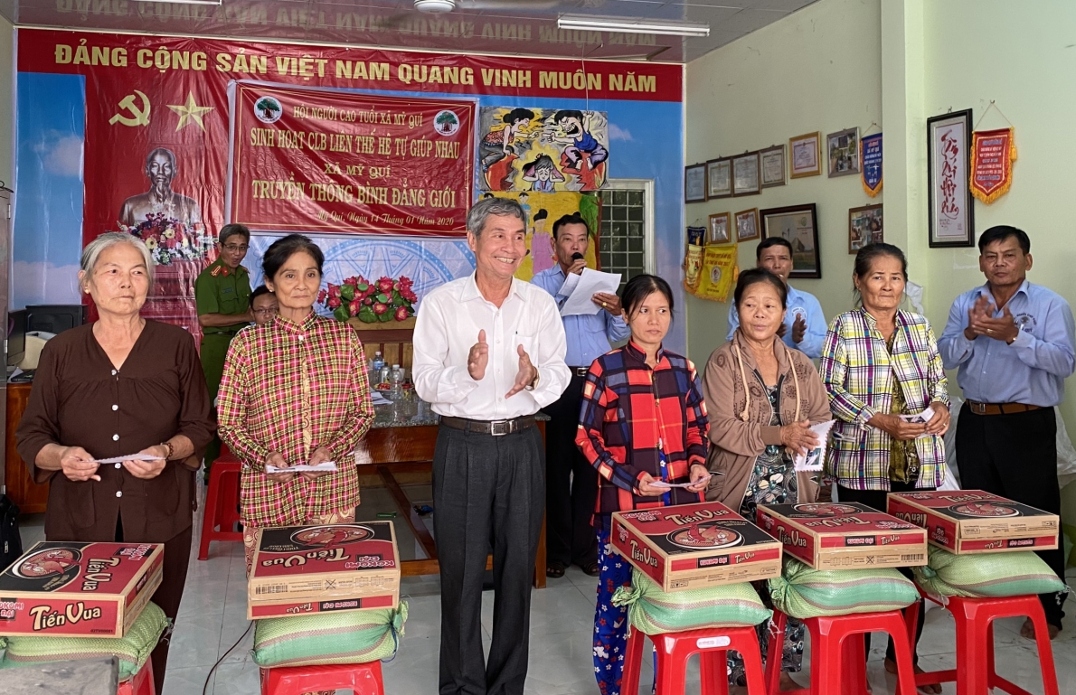 Tặng quà NCT hoàn cảnh khó khăn tỉnh Đồng Tháp