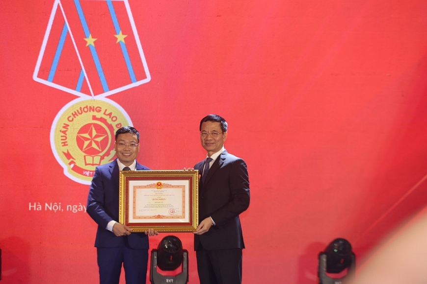 Bộ trưởng Bộ Thông tin và Truyền thông Nguyễn Mạnh Hùng trao Bằng khen của Thủ tướng Chính phủ cho ông Đặng Khắc Lợi, Phó Cục trưởng Cục Báo chí.