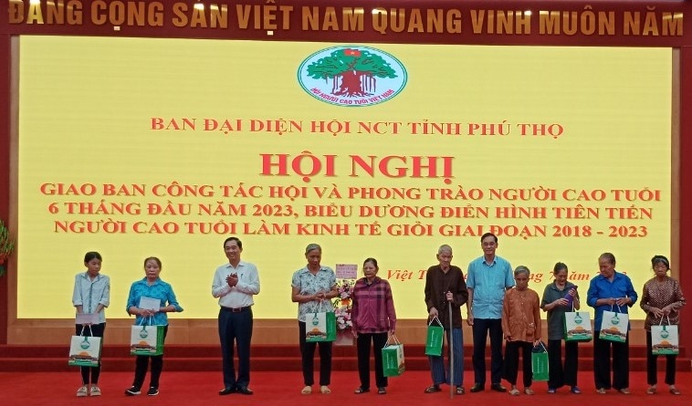 Người cao tuổi đất Tổ vượt khó làm kinh tế giỏi