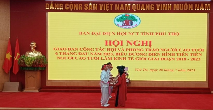 Người cao tuổi đất Tổ vượt khó làm kinh tế giỏi
