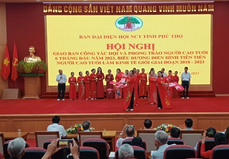 Người cao tuổi đất Tổ vượt khó làm kinh tế giỏi