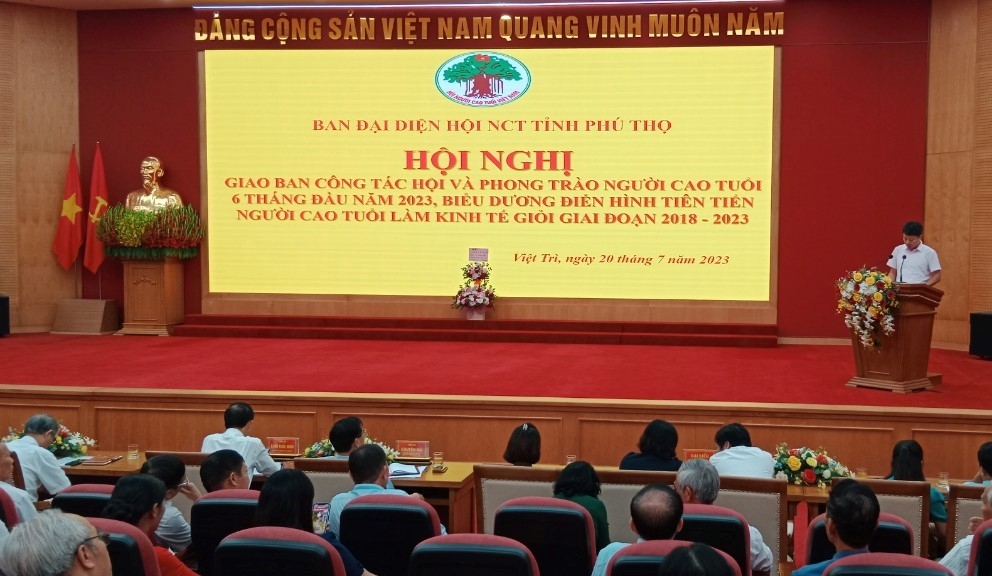 Người cao tuổi đất Tổ vượt khó làm kinh tế giỏi