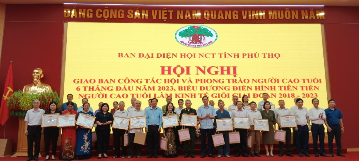 Người cao tuổi đất Tổ không lùi bước trước những khó khăn