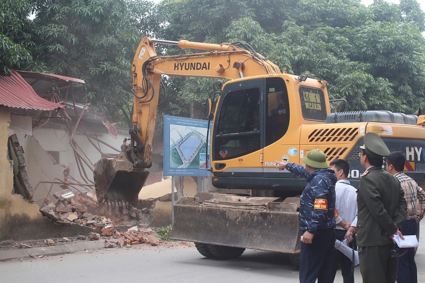 Kiên quyết xử lý nghiêm các vi phạm về đất đai, môi trường khi lên quận