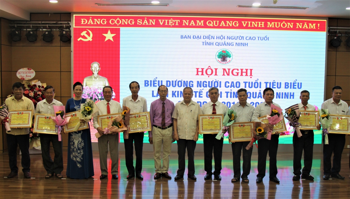 Hội NCT tỉnh Quảng Ninh khen thưởng các cá nhân tiêu biểu làm kinh tế giỏi