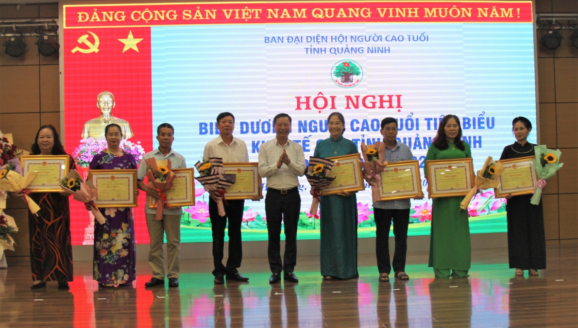 Trao Bằng khen UBND tỉnh cho các cá nhân NCT tiêu biểu làm kinh tế giỏi tỉnh Quảng Ninh giai đoạn 2018-2023