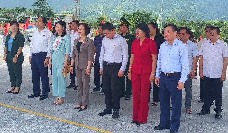 Đoàn Đại biểu Quốc hội TP Hà Nội viếng nghĩa trang liệt sĩ và đền thờ 468 Vị Xuyên