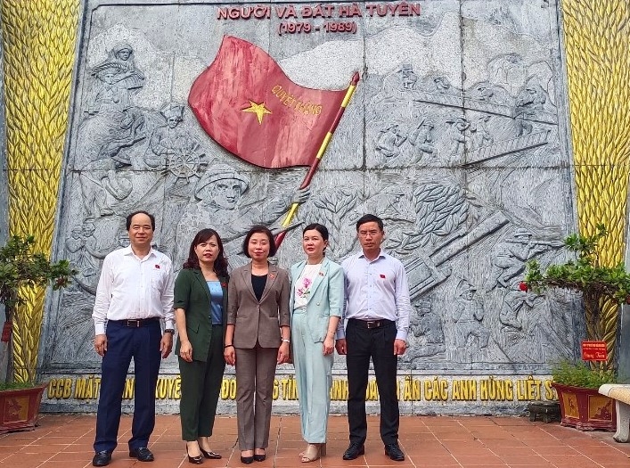 Đoàn Đại biểu Quốc hội TP Hà Nội viếng nghĩa trang liệt sĩ và đền thờ 468 Vị Xuyên