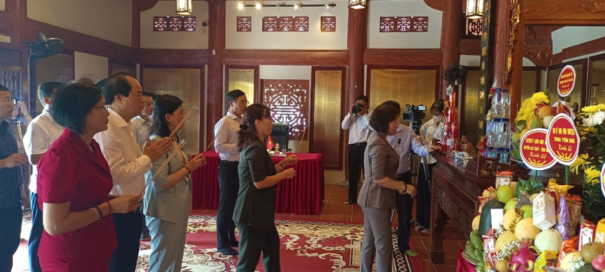 Đoàn Đại biểu Quốc hội TP Hà Nội viếng nghĩa trang liệt sĩ và đền thờ 468 Vị Xuyên