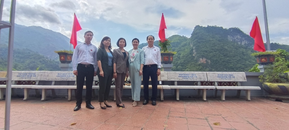 Đoàn Đại biểu Quốc hội TP Hà Nội viếng nghĩa trang liệt sĩ và đền thờ 468 Vị Xuyên