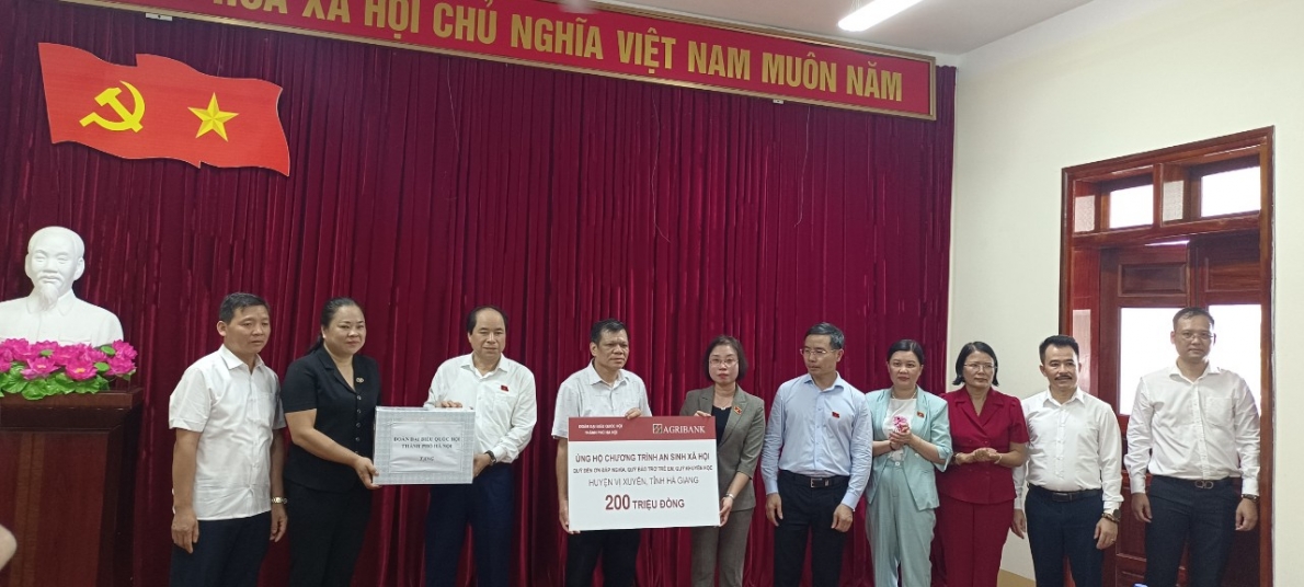 Đoàn Đại biểu Quốc hội TP Hà Nội viếng nghĩa trang liệt sĩ và đền thờ 468 Vị Xuyên